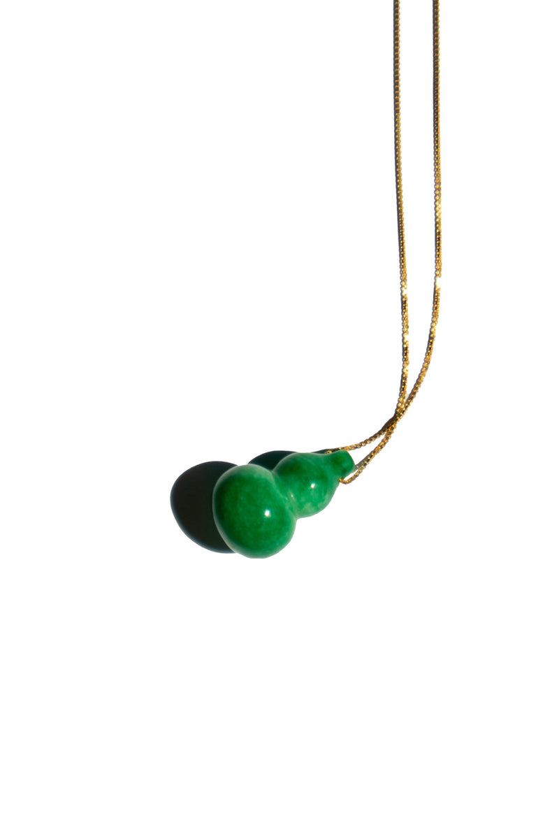 seree-bottle-jade-stone-quartzite-pendant-necklace-in-green