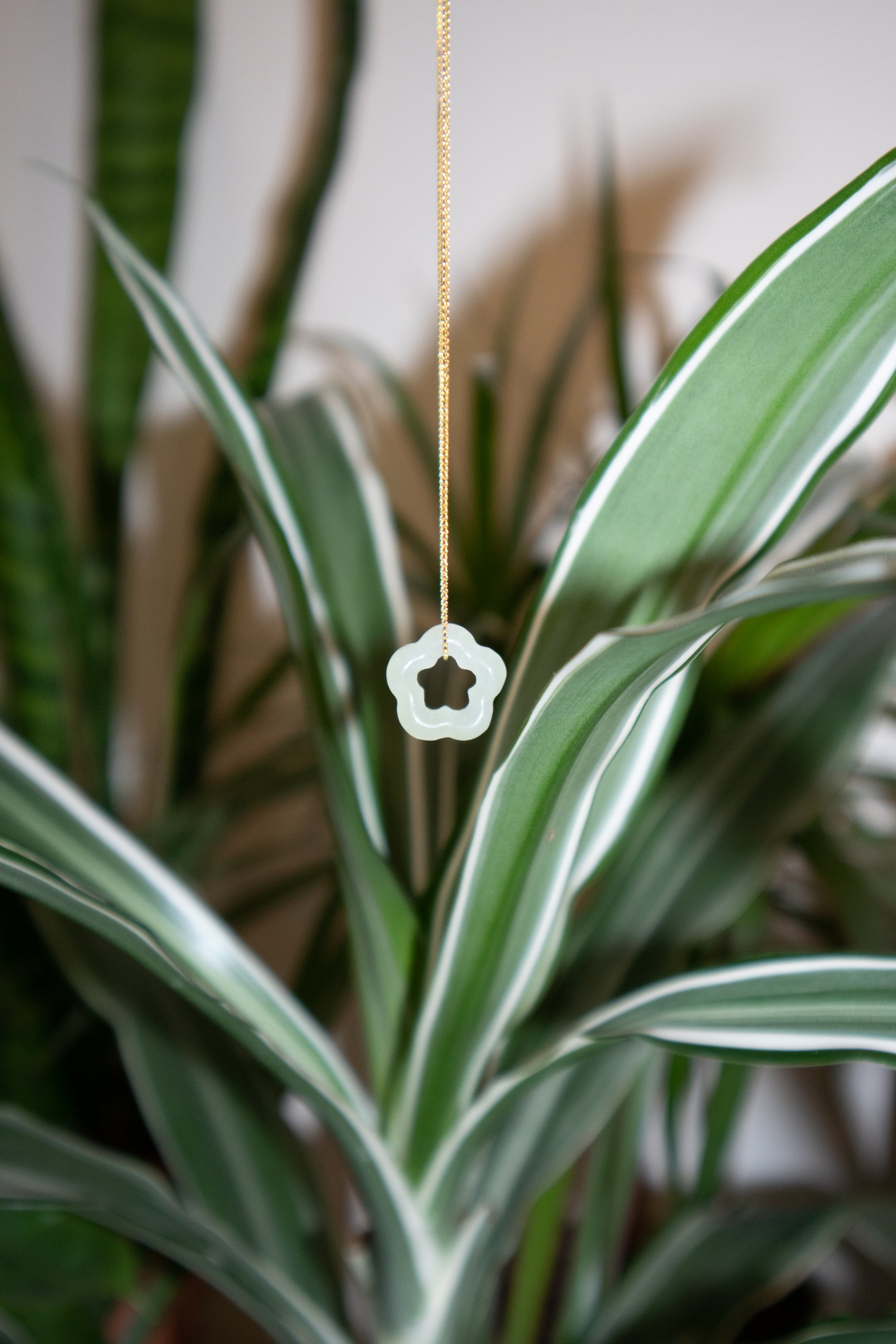 1pc Plum Blossom Shaped Sandy Gold & White Jade Pendant Necklace